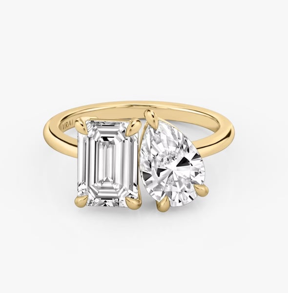 The Toi et Moi emerald and pear engagement ring